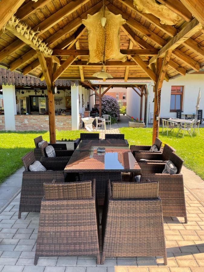 Penzion U Bohusa Lednice Exterior foto
